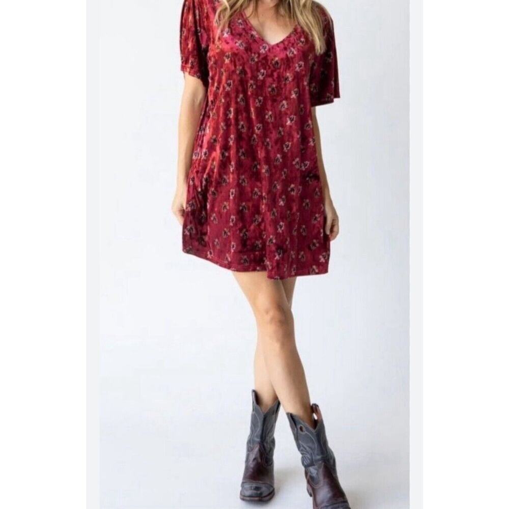 Women's Red V-Neck Short Sleeve Dress - Picture 2 of 11